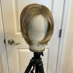 Brand New from The Wig Company Social Queen short synthetic wig.